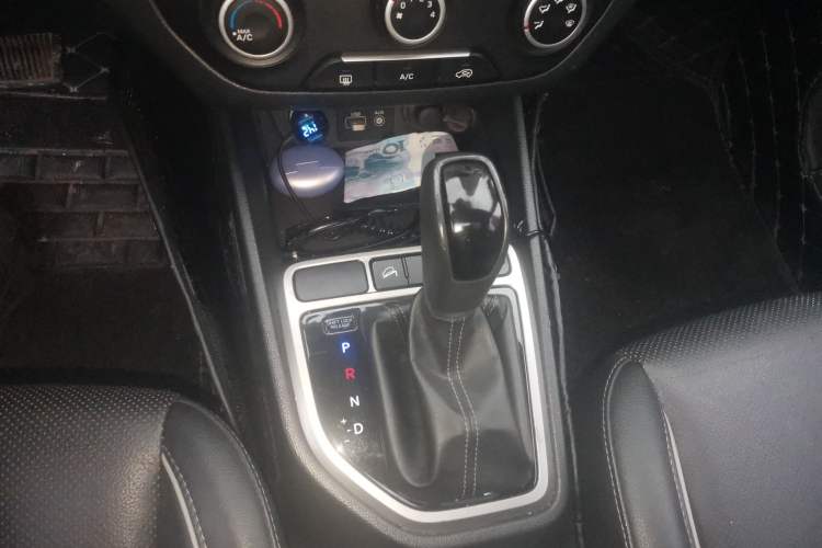 Used Hyundai ix25 2015 1.6L Automatic Two-Wheel Drive Smart GLS Trim Gear Lever