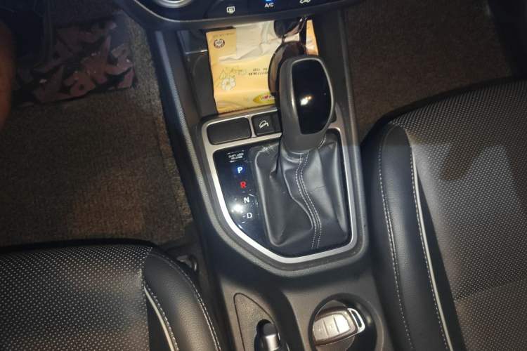 Used Hyundai ix25 2015 1.6L Automatic Two-Wheel Drive Smart GLS Trim Gear Lever