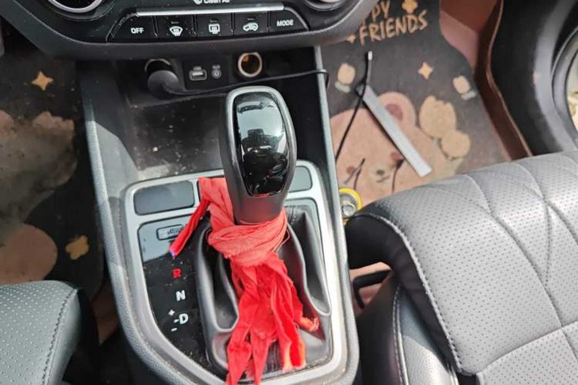Used Hyundai ix25 2015 1.6L Automatic Two-Wheel-Drive Deluxe DLX Model Gear Lever