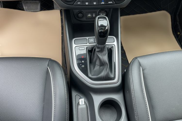 Used Hyundai ix25 2015 1.6L Automatic Two-Wheel-Drive Deluxe DLX Model Gear Lever