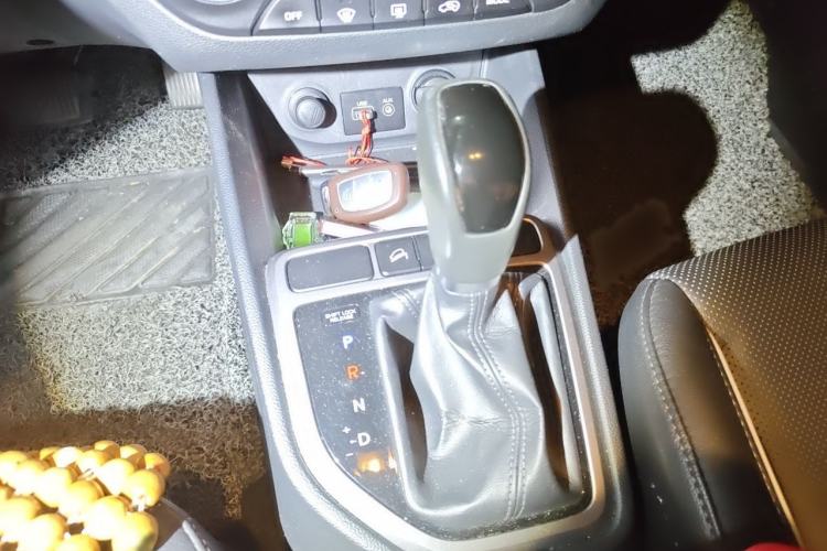 Used Hyundai ix25 2015 1.6L Automatic Two-Wheel-Drive Deluxe DLX Model Gear Lever