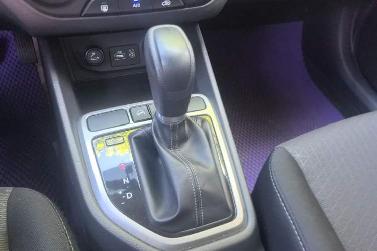 Used Hyundai ix25 2015 1.6L Automatic Two-Wheel Drive Fashionable GS Model Gear Lever