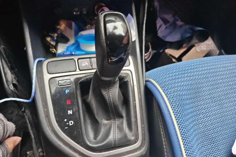 Used Hyundai ix25 2015 1.6L Automatic Two-Wheel Drive Smart GLS Trim Gear Lever