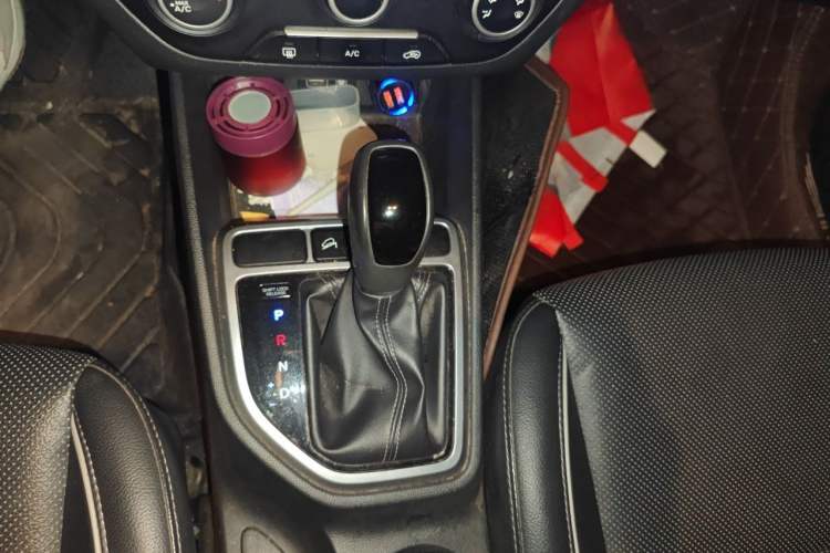 Used Hyundai ix25 2015 1.6L Automatic Two-Wheel Drive Smart GLS Trim Gear Lever