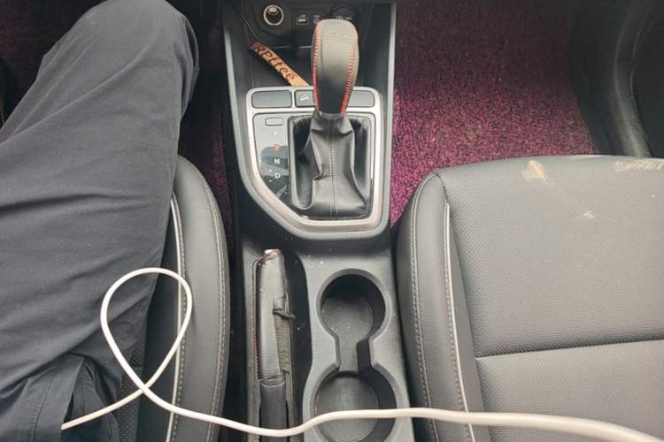 Used Hyundai ix25 2015 1.6L Automatic Two-Wheel Drive Smart GLS Trim Gear Lever
