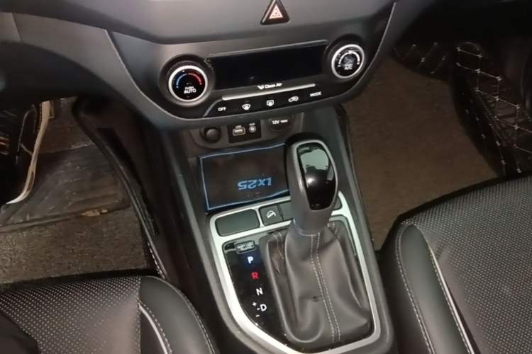 Used Hyundai ix25 2015 1.6L Automatic Two-Wheel-Drive Deluxe DLX Model Gear Lever