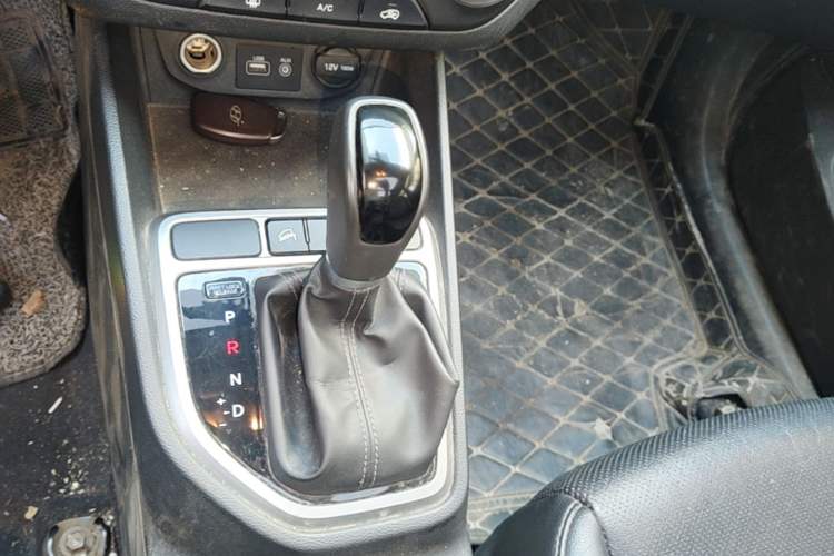 Used Hyundai ix25 2015 1.6L Automatic Two-Wheel Drive Smart GLS Trim Gear Lever