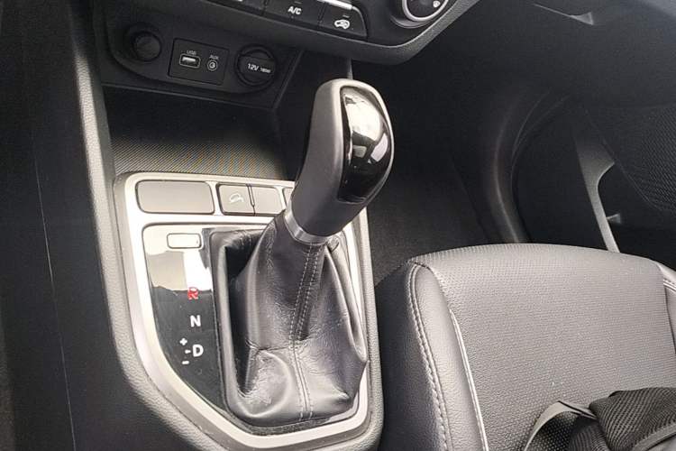 Used Hyundai ix25 2015 1.6L Automatic Two-Wheel Drive Smart GLS Trim Gear Lever