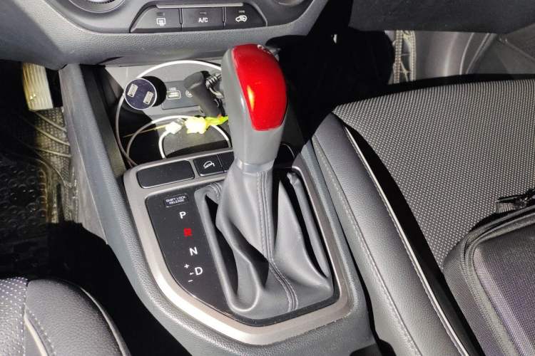 Used Hyundai ix25 2015 1.6L Automatic Two-Wheel Drive Smart GLS Trim Gear Lever