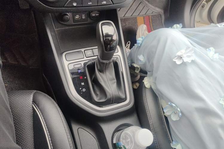 Used Hyundai ix25 2015 1.6L Automatic Two-Wheel Drive Smart GLS Trim Gear Lever