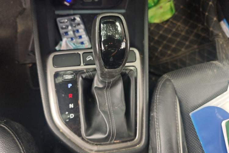 Used Hyundai ix25 2015 1.6L Automatic Two-Wheel Drive Smart GLS Trim Gear Lever