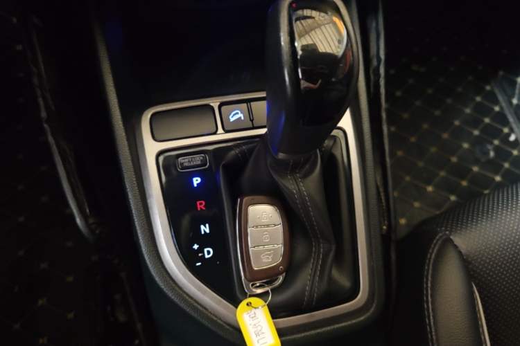 Used Hyundai ix25 2015 1.6L Automatic Two-Wheel Drive Smart GLS Trim Gear Lever