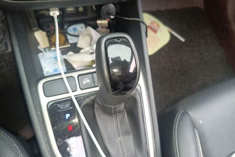 Used Hyundai ix25 2015 1.6L Automatic Two-Wheel Drive Smart GLS Trim Gear Lever
