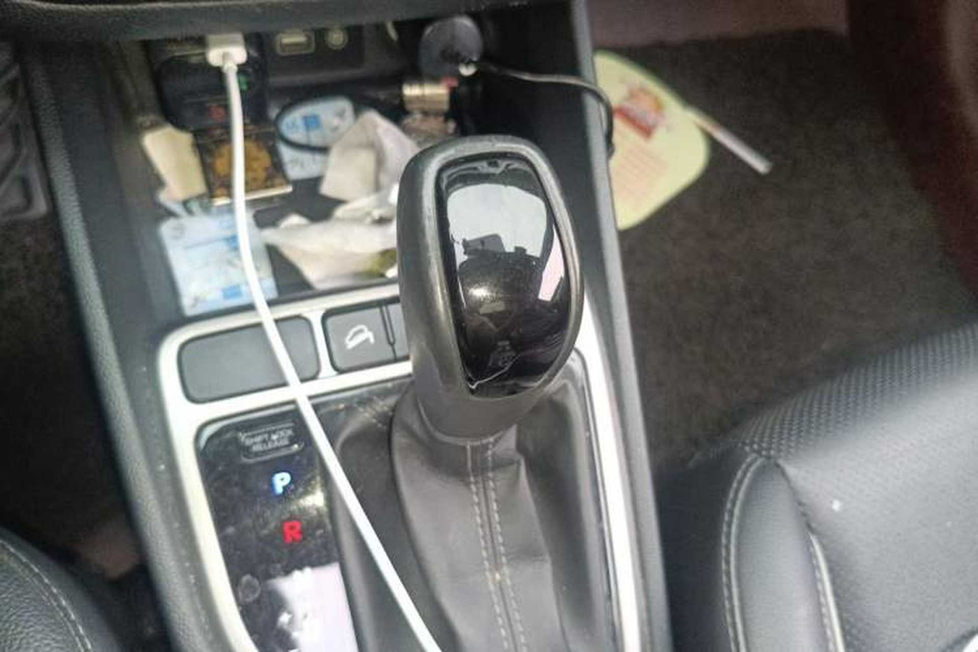 Used Hyundai ix25 2015 1.6L Automatic Two-Wheel Drive Smart GLS Trim Gear Lever