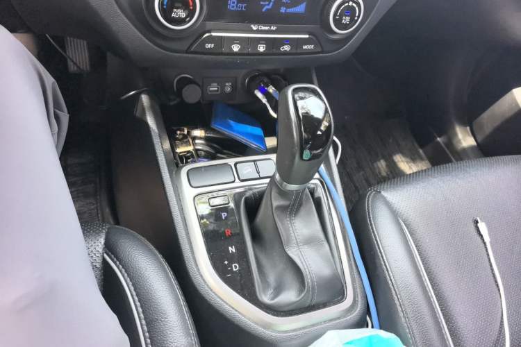 Used Hyundai ix25 2015 1.6L Automatic Two-Wheel-Drive Deluxe DLX Model Gear Lever