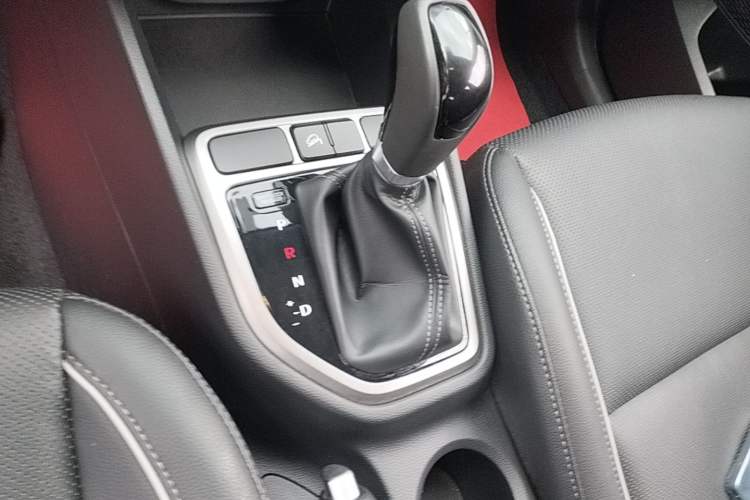 Used Hyundai ix25 2015 1.6L Automatic Two-Wheel Drive Smart GLS Trim Gear Lever