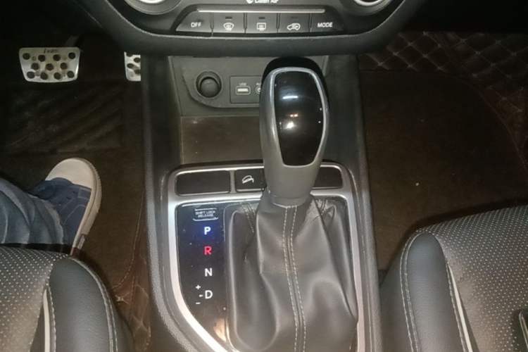 Used Hyundai ix25 2015 1.6L Automatic Two-Wheel-Drive Deluxe DLX Model Gear Lever