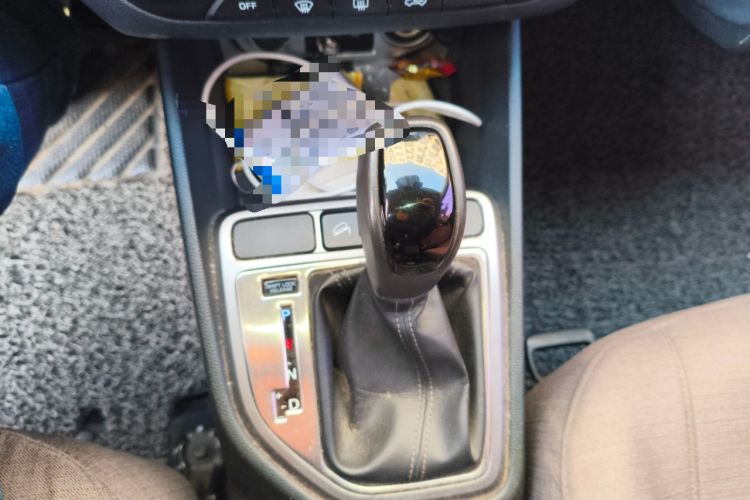 Used Hyundai ix25 2015 1.6L Automatic Two-Wheel-Drive Deluxe DLX Model Gear Lever