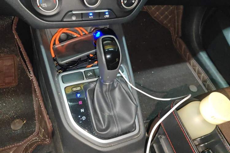 Used Hyundai ix25 2015 1.6L Automatic Two-Wheel Drive Smart GLS Trim Gear Lever