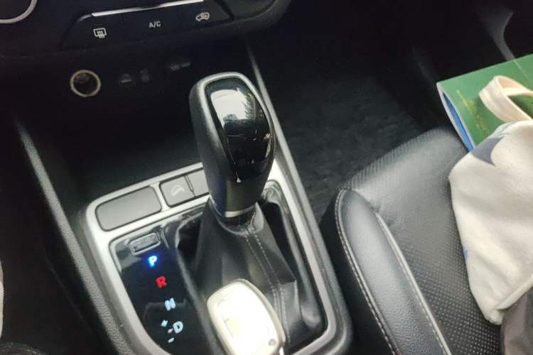 Used Hyundai ix25 2015 1.6L Automatic Two-Wheel Drive Smart GLS Trim Gear Lever