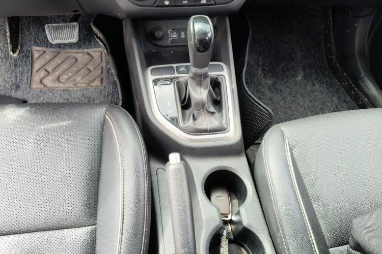 Used Hyundai ix25 2015 1.6L Automatic Two-Wheel Drive Smart GLS Trim Gear Lever