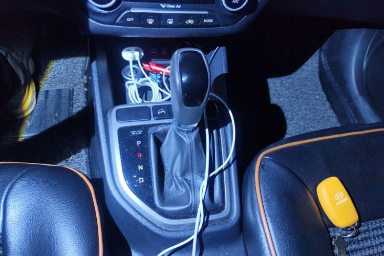 Used Hyundai ix25 2015 1.6L Automatic Two-Wheel-Drive Deluxe DLX Model Gear Lever