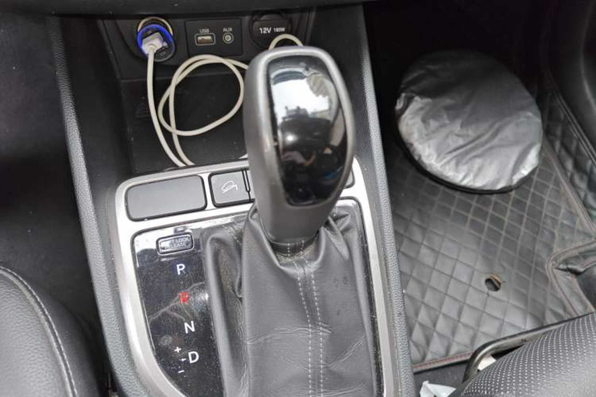 Used Hyundai ix25 2015 1.6L Automatic Two-Wheel Drive Smart GLS Trim Gear Lever