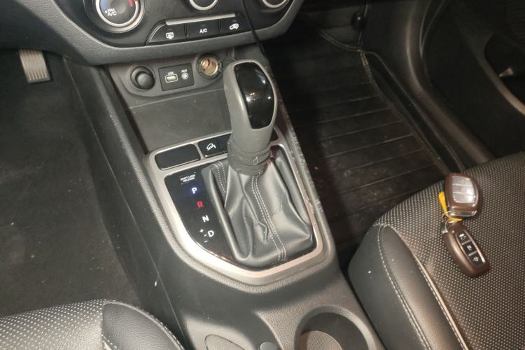 Used Hyundai ix25 2015 1.6L Automatic Two-Wheel Drive Smart GLS Trim Gear Lever