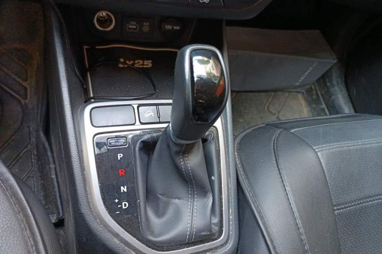 Used Hyundai ix25 2015 1.6L Automatic Two-Wheel Drive Smart GLS Trim Gear Lever