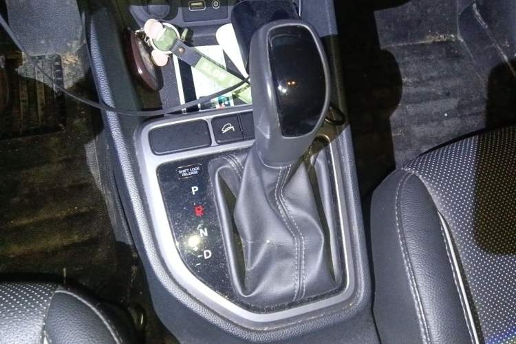 Used Hyundai ix25 2015 1.6L Automatic Two-Wheel Drive Smart GLS Trim Gear Lever
