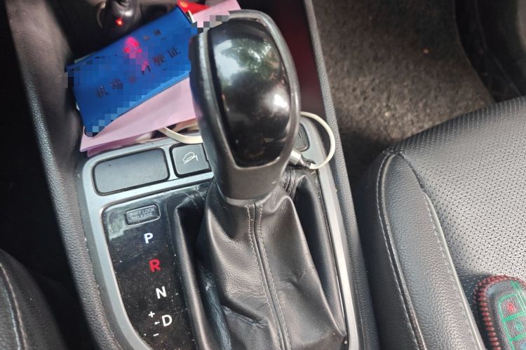 Used Hyundai ix25 2015 1.6L Automatic Two-Wheel Drive Smart GLS Trim Gear Lever