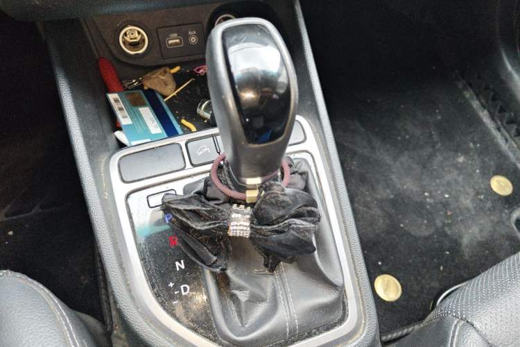 Used Hyundai ix25 2015 1.6L Automatic Two-Wheel Drive Smart GLS Trim Gear Lever
