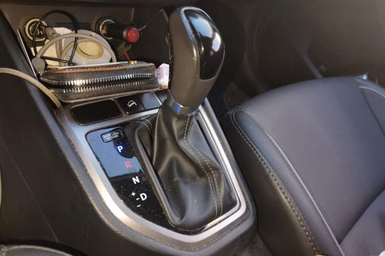 Used Hyundai ix25 2015 1.6L Automatic Two-Wheel Drive Smart GLS Trim Gear Lever