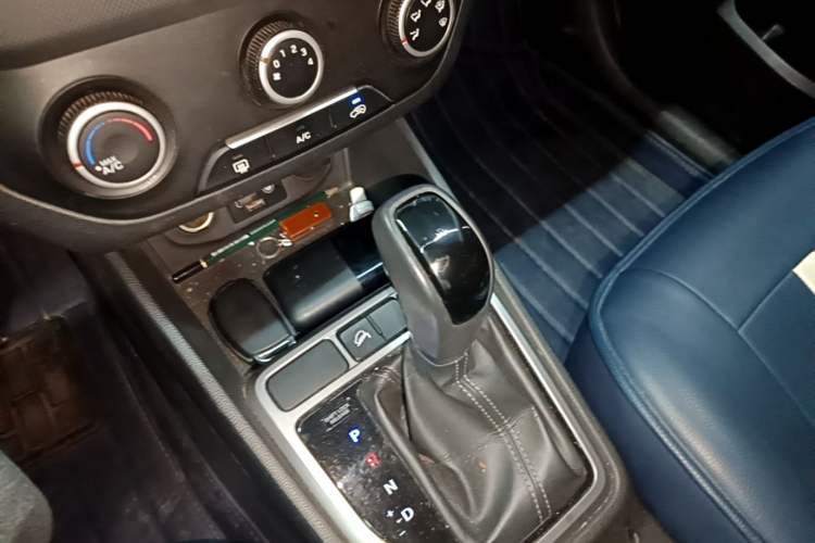 Used Hyundai ix25 2015 1.6L Automatic Two-Wheel Drive Smart GLS Trim Gear Lever