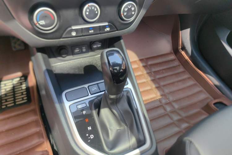 Used Hyundai ix25 2015 1.6L Automatic Two-Wheel Drive Smart GLS Trim Gear Lever