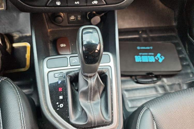 Used Hyundai ix25 2015 1.6L Automatic Two-Wheel Drive Smart GLS Trim Gear Lever
