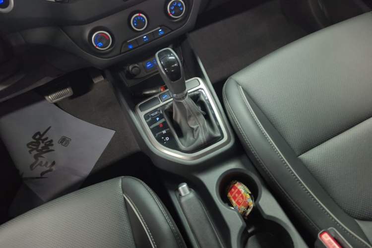 Used Hyundai ix25 2015 1.6L Automatic Two-Wheel Drive Smart GLS Trim Gear Lever