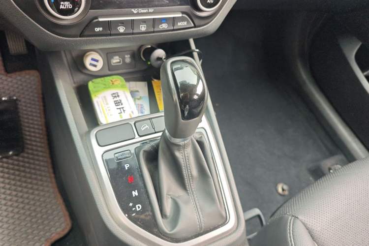 Used Hyundai ix25 2015 1.6L Automatic Two-Wheel-Drive Deluxe DLX Model Gear Lever