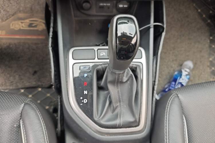 Used Hyundai ix25 2015 1.6L Automatic Two-Wheel Drive Smart GLS Trim Gear Lever