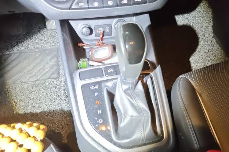 Used Hyundai ix25 2015 1.6L Automatic Two-Wheel-Drive Deluxe DLX Model Gear Lever