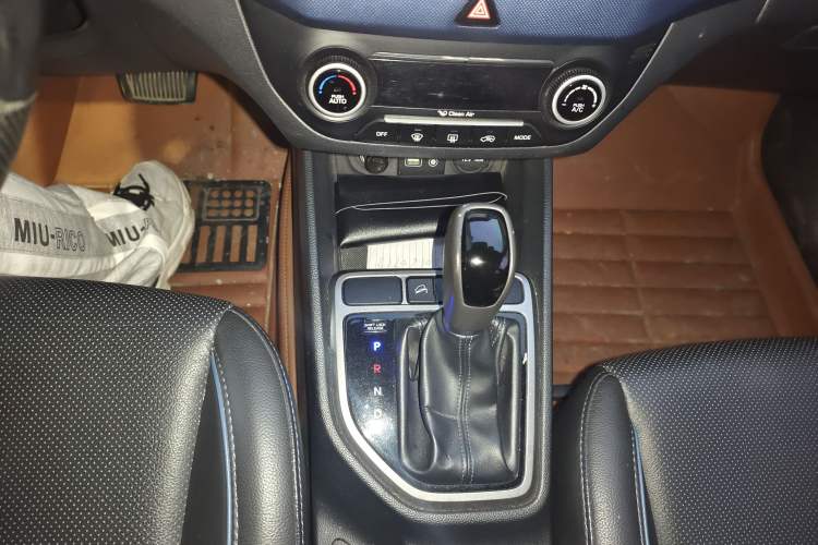 Used Hyundai ix25 2015 1.6L Automatic Two-Wheel-Drive Deluxe DLX Model Gear Lever