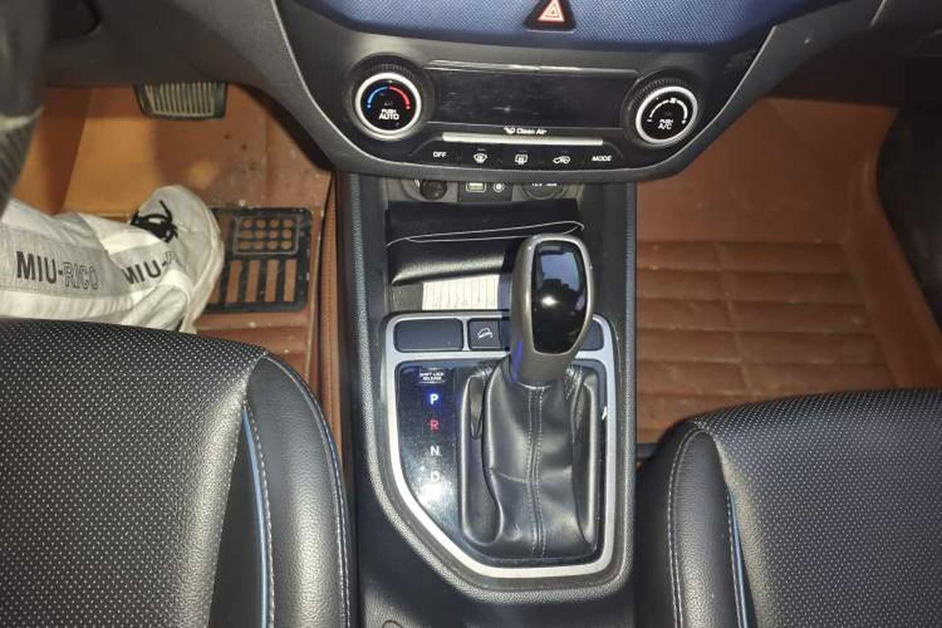 Used Hyundai ix25 2015 1.6L Automatic Two-Wheel-Drive Deluxe DLX Model Gear Lever
