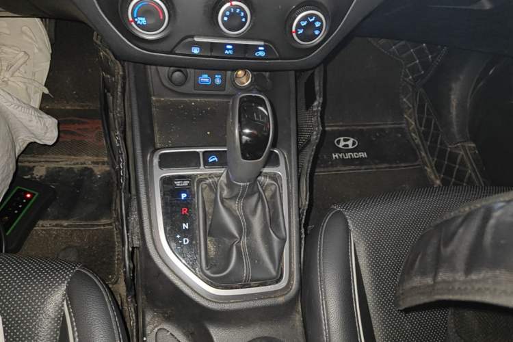 Used Hyundai ix25 2015 1.6L Automatic Two-Wheel Drive Smart GLS Trim Gear Lever