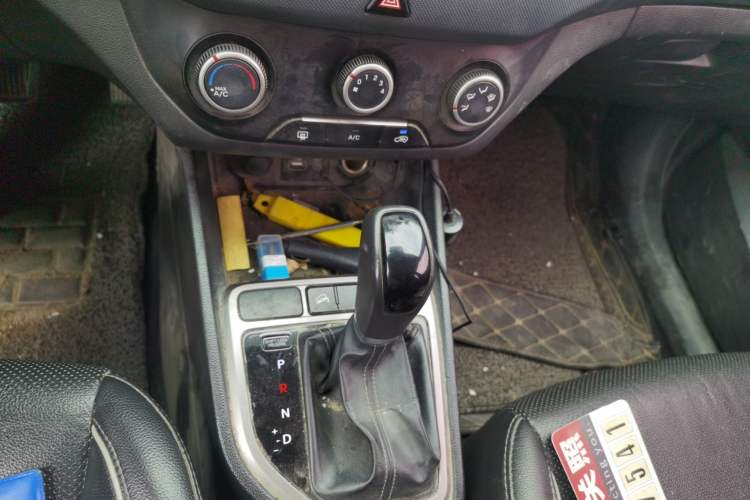 Used Hyundai ix25 2015 1.6L Automatic Two-Wheel Drive Smart GLS Trim Gear Lever