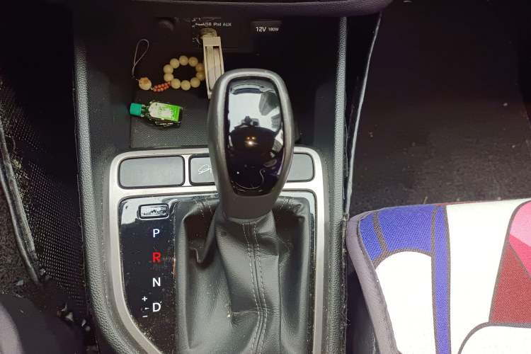 Used Hyundai ix25 2015 1.6L Automatic Two-Wheel Drive Smart GLS Trim Gear Lever