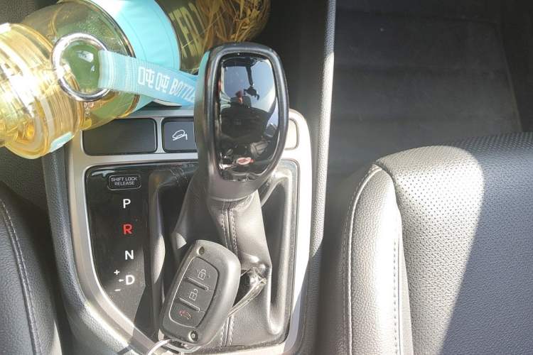 Used Hyundai ix25 2015 1.6L Automatic Two-Wheel Drive Smart GLS Trim Gear Lever