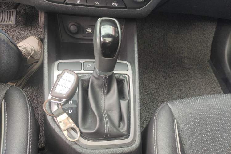 Used Hyundai ix25 2015 1.6L Automatic Two-Wheel Drive Smart GLS Trim Gear Lever
