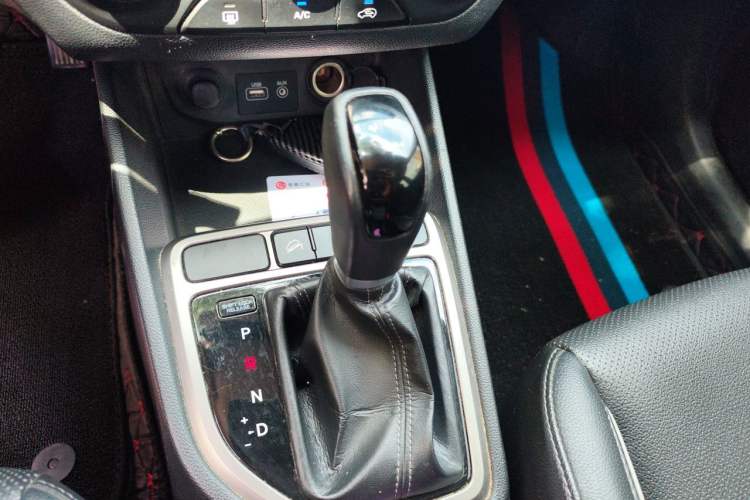 Used Hyundai ix25 2015 1.6L Automatic Two-Wheel Drive Smart GLS Trim Gear Lever