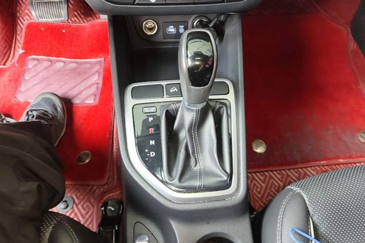 Used Hyundai ix25 2015 1.6L Automatic Two-Wheel Drive Smart GLS Trim Gear Lever
