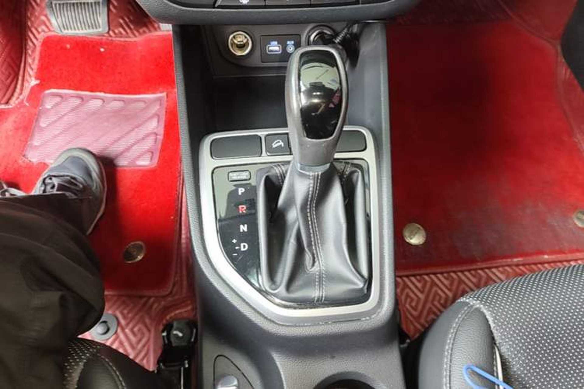 Used Hyundai ix25 2015 1.6L Automatic Two-Wheel Drive Smart GLS Trim Gear Lever